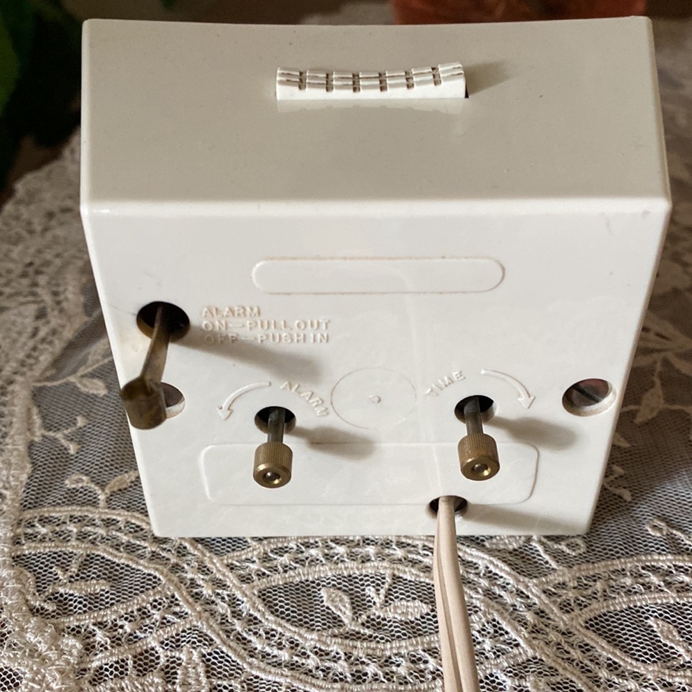 Vintage GE Electric Alarm Clock - Picture 3 of 7